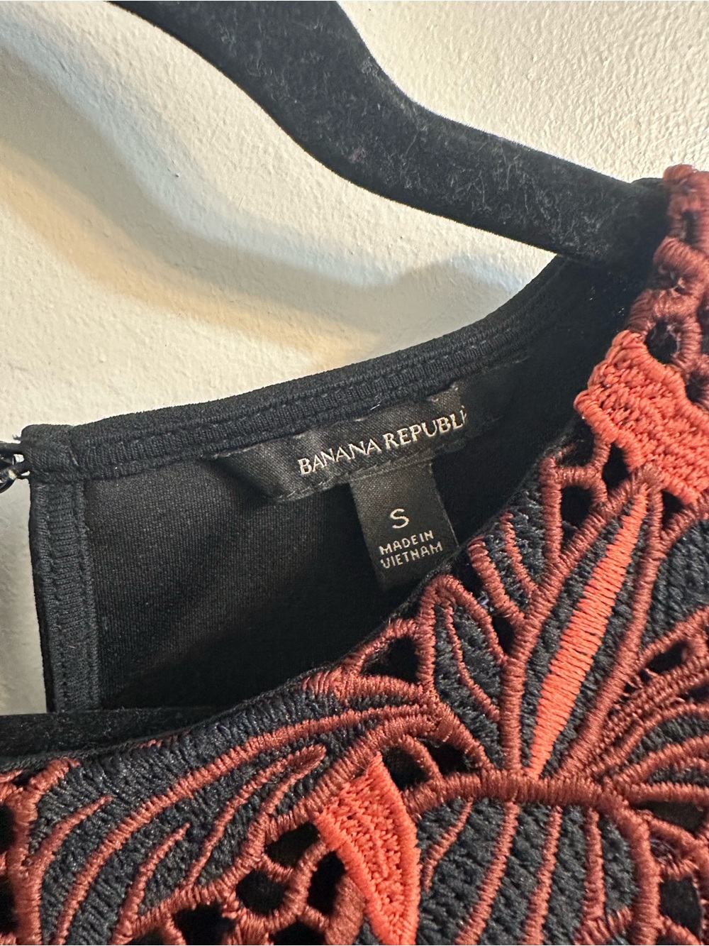 Banana Republic Black & Rust Lace Overlay Sleeveless Top - Picture 8 of 11